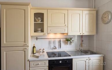 Cucina classica lineare con piano a induzione