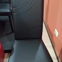 Sedie per soggiorno in pelle nera.