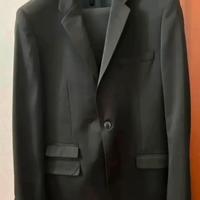 Giacca e pantalone nero uomo elegante