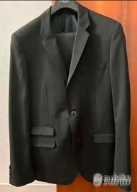 Giacca e pantalone nero uomo elegante