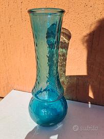 Vasetto turchese in vetro sagomato 