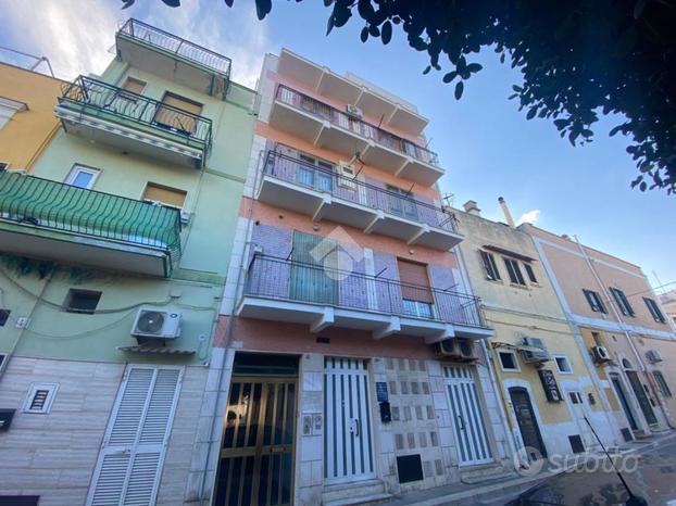 3 LOCALI A BARI