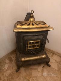 Stufa a legna vintage in ghisa con finiture dorate