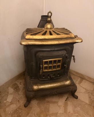 Stufa a legna vintage in ghisa con finiture dorate