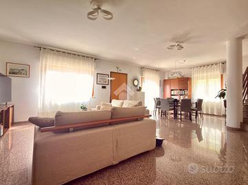 VILLA A SCHIERA D'ANGOLO A ASCOLI PICENO