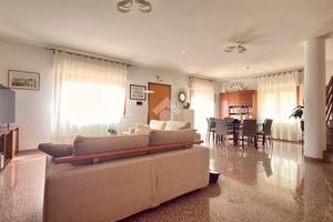 VILLA A SCHIERA D'ANGOLO A ASCOLI PICENO