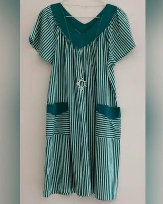 Abito prendisole a maniche corte con collana