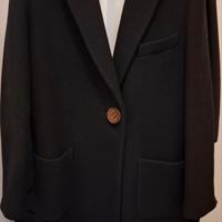Cappotto nero lungo con unico  bottone  in pelle