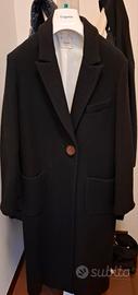 Cappotto nero lungo con unico  bottone  in pelle