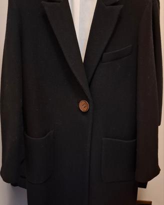 Cappotto nero lungo con unico  bottone  in pelle
