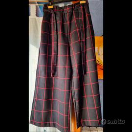 Pantaloni ampi neri e rossi