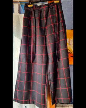 Pantaloni ampi neri e rossi