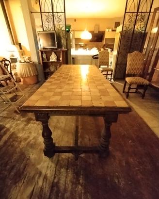 Tavolo di legno massiccio