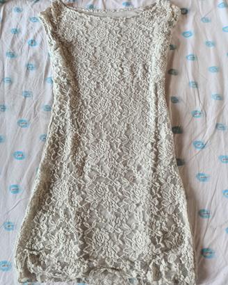 Vestito in pizzo color crema motivo floreale