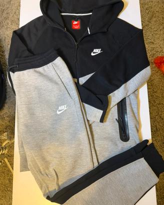 tuta nike tech