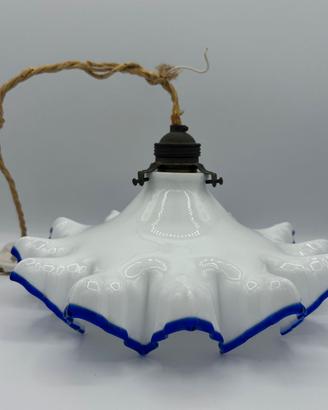 Lampadario da cucina in vetro bianco con bordo blu