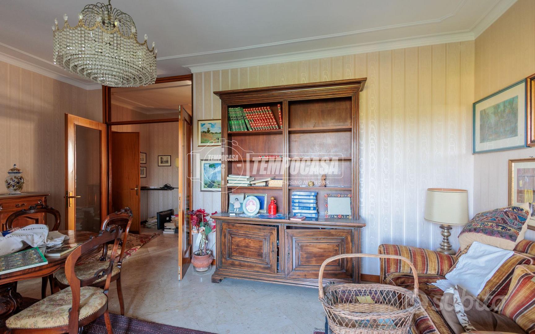 AMPIO QUADRILOCALE CON GARAGE E CANTINA.
