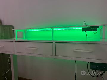 Scrivania con luci led, altezza regolabile e prese