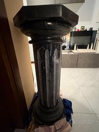 Colonna di marmo nero