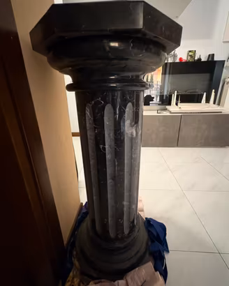 Colonna di marmo nero