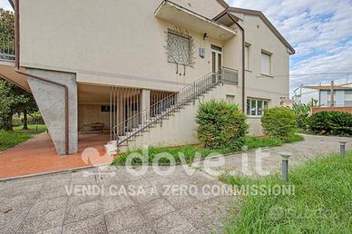 Villa di 400 m² con più di 5 locali e box auto a C