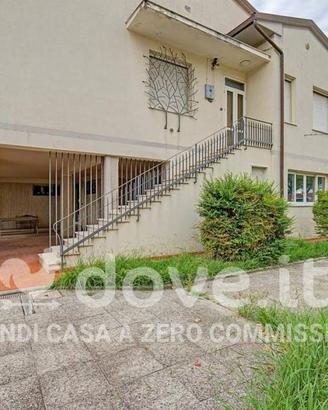 Villa di 400 m² con più di 5 locali e box auto a C