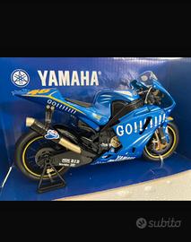 Modellino Valentino Rossi 2004