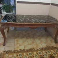 Tavolo di legno con superficie di marmo