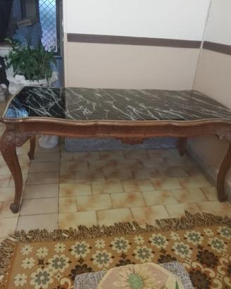 Tavolo di legno con superficie di marmo