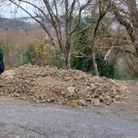 Terra da riempimento gratis, disponibile su strada