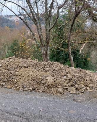 Terra da riempimento gratis, disponibile su strada