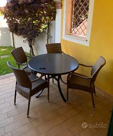 Tavolo rotondo e sedie con braccioli