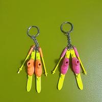 Due portachiavi con sci e scarponi vintage 