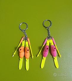 Due portachiavi con sci e scarponi vintage 