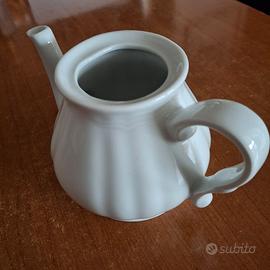 Caffettiere, tazzine, teiera, teglia crepes