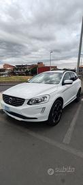 Volvo XC60 AWD R Line cambio automatico 