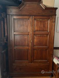Armadio antico in noce massello primi ‘900