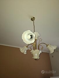 due lampadari e macchina cucire manuale Singer 