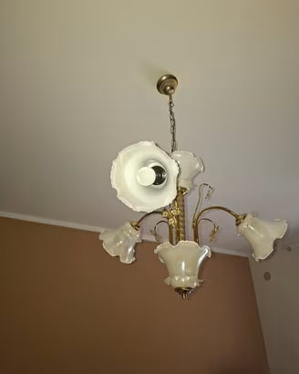 due lampadari e macchina cucire manuale Singer 