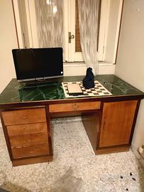Scrivania vintage in legno massiccio con vetro 