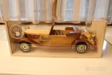 Modellino auto d’epoca in legno con Grappa Mazzett