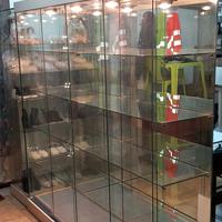 vetrina a vetro con 4 faretti e 8 mensole vetro6mm