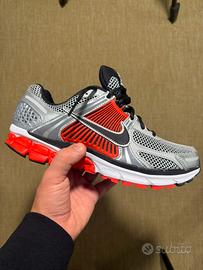 Nike Vomero 5 Metallic/Black/Red - Taglia 42