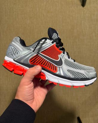 Nike Vomero 5 Metallic/Black/Red - Taglia 42