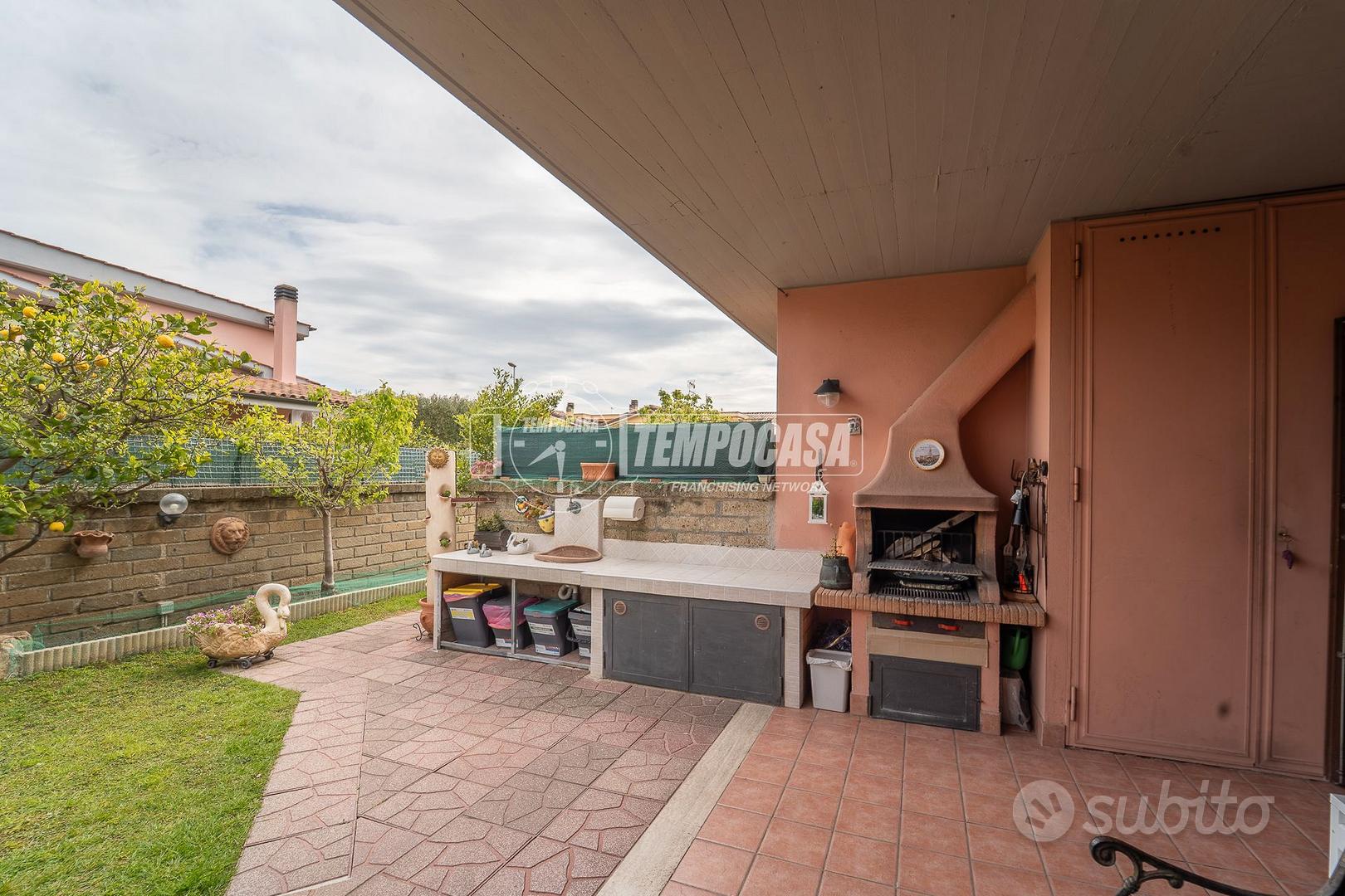 VILLA SU DUE LIVELLI CON GIARDINO E DOPPIO POSTO A - Vista 4