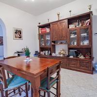 soggiorno stile arte povera in noce