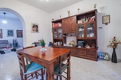 soggiorno stile arte povera in noce