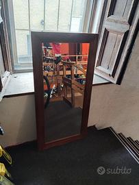 Specchio con cornice in legno