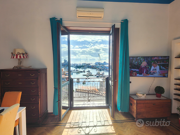 Centrale balcone vista e affaccio mare di Salerno