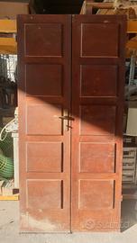 Antico portone in legno a 2 ante con serratura e c